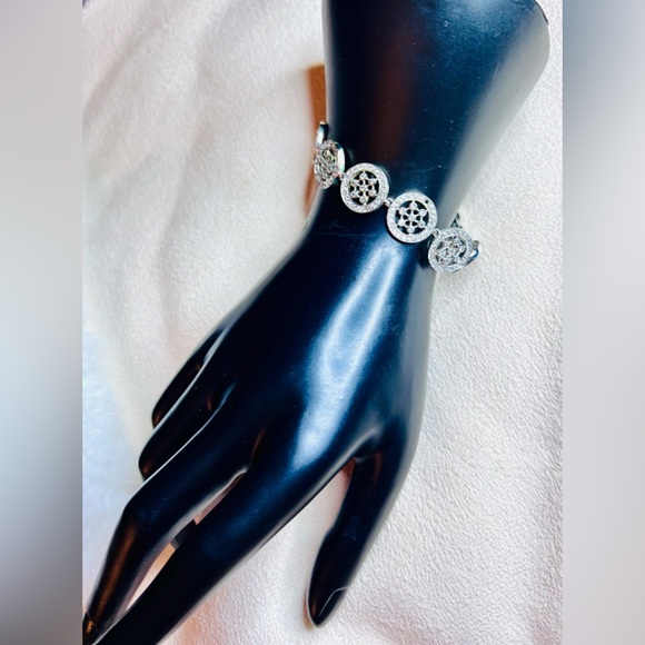 Handmade sterling silver bracelet with interlinking round medallions or discs - Picture 1 of 6